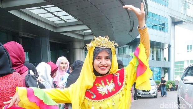 kontestan sunsilk hijab hunt 2016 tampil total dengan kostum menari