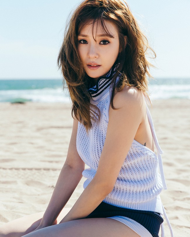 Mantan personel Girls Generation, Tiffany Young, didiagnosa skoliosis di usia 16 tahun. Kala itu dokter memberitahunya bahwa dia tidak bisa debut sebagai artis. Namun ia tak patah arang. Tiffany tetap berjuang di tengah kondisi fisiknya dan berhasil menjadi salah satu artis K-pop terpopuler. Foto: SM Entertainment