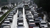 Kendaraan didominasi oleh mobil-mobil pribadi.