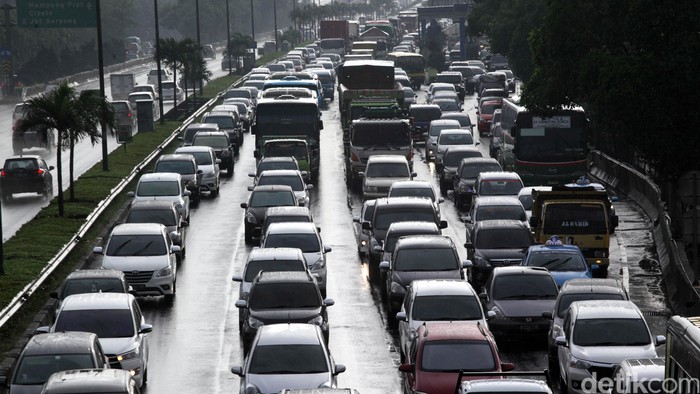 Awas Macet, Ada Truk Terguling di KM 13 Tol JORR Ciledug Arah Pondok Indah