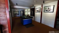 Di rumah singgah yang setiap hari dijaga petugas dari Dinas Pariwisata ini akan memberikan banyak informasi tentang sejarah sumur tua, lokasi kuliner, hingga fosil kepala gajah purba maupun fosil lainnya yang juga dipamerkan.