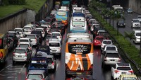 Hujan deras dan terowongan yang menyempit semakin memperparah kemacetan.