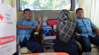 Sejumlah warga mendonorkan darahnya.