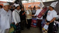 Ketua DPD II Jakarta Hizbut Tahrir Indonesia (HTI) dan tokoh HTI saat menyampaikan bantuan sosial dan dukungan moral kepada para keluarga korban penggusuran Luar Batang, Jakarta, Sabtu (7/5/2016) kemarin. (Dok. HTI)
