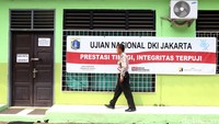Penjagaan tersebut dilakukan agar tidak terjadi kebocoran dalam naskah ujian nasional.
