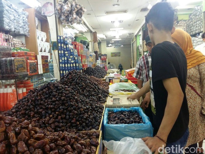 Penjualan Kurma di Tanah Abang Laris Manis Jelang Puasa