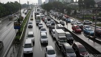 Kemacetan parah terlihat di Tol JORR TB Simatupang,  Jakarta Selatan, Minggu (8/5/2016) sore.