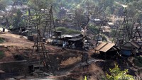 Di Desa Wonocolo, traveler disajikan pemandangan dramatis sekitar 250 sumur minyak yang ditambang tradisional.
