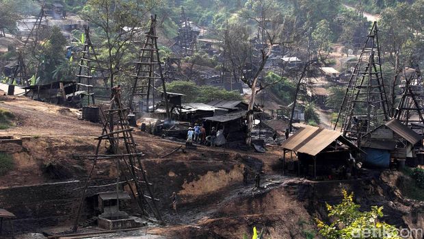 Desa wisata migas di Desa Wonocolo, Kecamatan Kedewan, Bojonegoro, menyajikan objek wisata yang berbeda yang dipenuhi sumur minyak bumi tua.