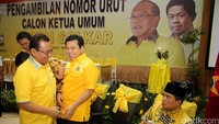 Priyo Budi yang baru datang langsung menyapa Setya Novanto di kursi para caketum.