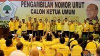 Para caketum dan anggota sterring committee (SC) berfoto bersama sebelum pengambilan nomor urut.