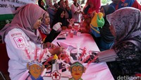 Selain donor darah, dilakukan juga pengobatan gratis bagi warga sekitar.