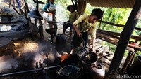 Semuanya itu dilakukan secara tradisional oleh warga setempat secara berkelompok.