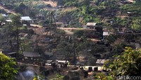 Untuk menuju ke lokasi membutuhkan perjuangan dan wajib ekstra hati-hati. Lokasi Wisata Petroleum Geogeritage itu berada di atas bukit yang dikepung hutan jati.