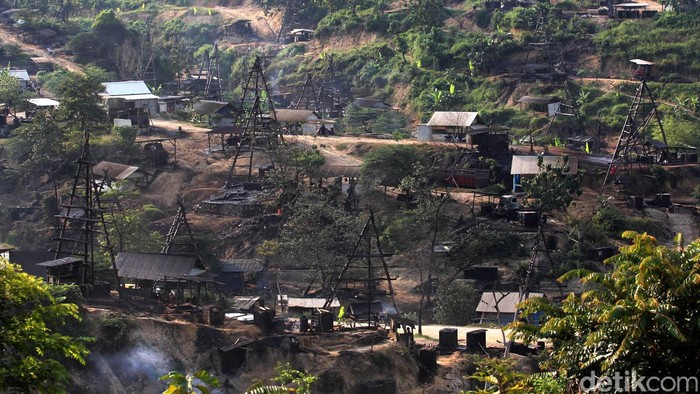 Desa wisata migas di Desa Wonocolo, Kecamatan Kedewan, Bojonegoro, menyajikan objek wisata yang berbeda yang dipenuhi sumur minyak bumi tua.