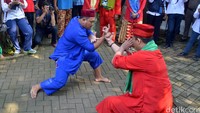 Aksi pencak silat meramaikan acara itu.