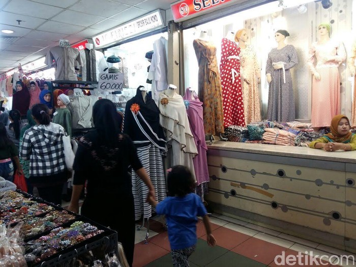 Jelang Ramadhan, Pedagang Pasar Tanah Abang Gencar Jual Baju Muslim