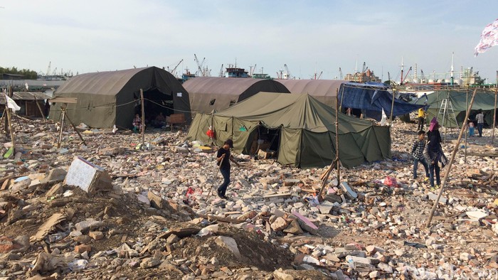 Prabowo Subianto Sumbang Tenda untuk Warga Pasar Ikan yang Direlokasi Ahok