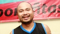 Afif Kalla pun tersenyum lebar kala makin dekat dengan Laudya Cynthia Bella. Foto: Gus Mun/detikHOT
