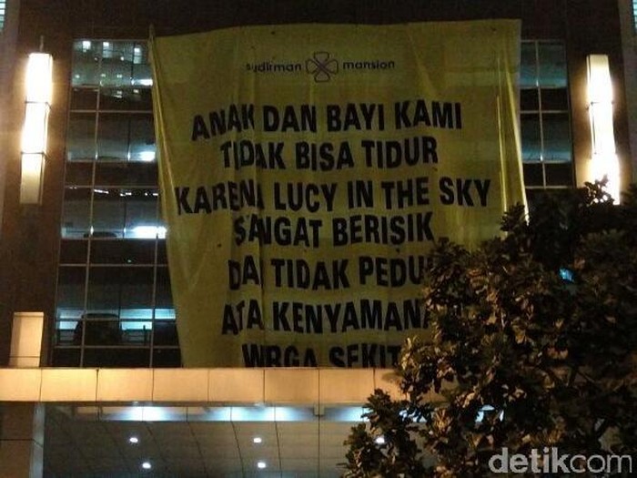 Saat Penghuni Sudirman Mansion Protes Suara Bising Bar Lewat Spanduk
