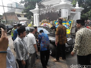 BJ Habibie Melayat Andi M Ghalib di Rumah Duka