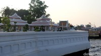 Foto: Waktu yang tepat untuk mengunjungi vihara ini memang sore hari. Jika sudah cukup berkeliling komplek vihara, wisatawan bisa menghabiskan sore dengan duduk santai di kursi-kursi taman yang ada di komplek vihara sambil menikmati suasana Sungai Chao Praya (Sukma/detikTravel)
