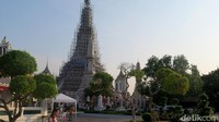 Foto: Sayang, saat detiktravel berkunjung ke sana akhir April lalu, stupa setinggi 86 meter itu sedang dipugar. Sekarang pun rasanya pemugaran belum selesai (Sukma/detikTravel)