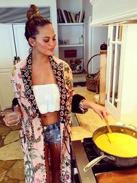 Chrissy Teigen Lebih Pilih <i>Netizen</i> Kritik Wajahnya Ketimbang Foto Makanannya
