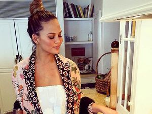 Penampilan Chrissy Teigen yang Ibu-ibu Banget Setelah Lahiran