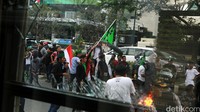 Mereka melempari gedung KPK dengan batu dan berusaha masuk ke dalam gedung.