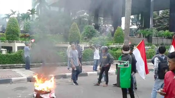 Penampakan Massa HMI Saat Bakar Ban di Depan KPK