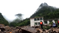 Tanah longsor ini terjadi di sebuah lokasi konstruksi tempat pembangkit listrik tenaga air sedang dibangun. Reuters/Stringer. 