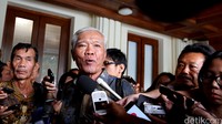 Ketua Yayasan Penelitian Korban Pembunuhan 65 Bejo Untung memberikan keterangan pers.