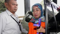 Devyanti Rochaeni disangkakan melanggar Pasal 12 huruf a atau huruf b atau Pasal 11 Undang-undang nomor 31 tahun 1999 sebagaimana diubah dalam Undang-undang nomor 20 tahun 2001, juncto Pasal 55 ayat 1 ke-1 KUHP.