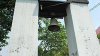 Lonceng Gereja Tugu yang berada persis di samping. Lonceng tersebut sudah ada dari dulu, hanya saja yang asli sudah dimuseumkan di ruangan yang berada di pekarangan gereja dan diganti replikanya (Randy/detikTravel)