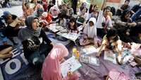 Warga pun menolak penggusuran ini.