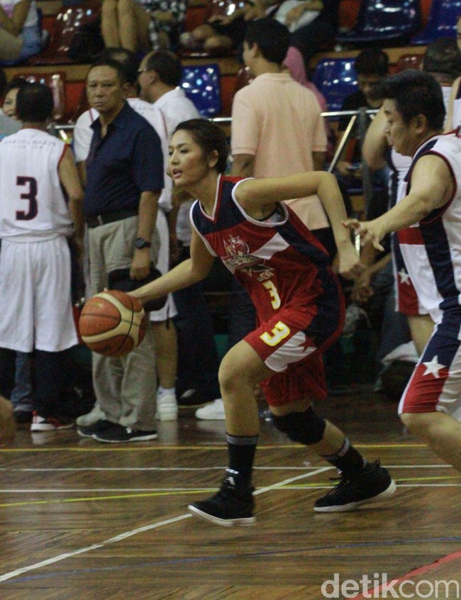 Berkat hobinya itu mengantarkan dirinya menjadi pemain basket profesional. Foto: Gus Mun/detikHOT
