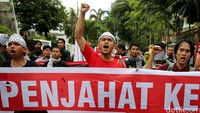 Pendemo meneriakan yel-yel dan tuntutan.