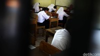 Para siswa mengerjakan soal Ujian Nasional.