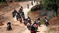 Peserta Tour de Mandeh harus melewati berbagai medan, mulai jalan beraspal hingga berlumpur.