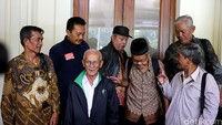 Ketua Yayasan Penelitian Korban Pembunuhan 65 datang ke Kemenko Polhukam untuk menyerahkan daftar kuburan massal yang diyakini terkait dengan tragedi 1965.