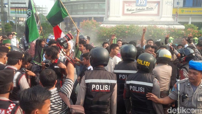 Demo HMI di Medan, Massa Aksi Saling Dorong dengan Polisi