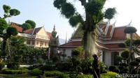 Foto: Vihara bernama Wat Arun berdiri tepat di tepi Sungai Chao Phraya. Dari seberang sungai, tampak deretan atap dan puncak candi vihara yang menawan (Sukma/detikTravel)