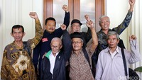 Ketua Yayasan Penelitian Korban Pembunuhan 65 Bejo Untung dan korban tragedi 1965 mengepalkan tangan bersama.