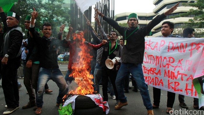 Api, Coretan dan Pecahan Kaca Saat Demo HMI di Gedung KPK