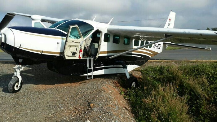 Pesawat Pengangkut Sembako Tergelincir di Sentani, Roda Masuk Drainase