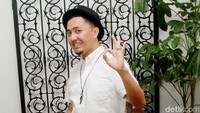 Omesh tampil dengan kemeja putih lengan pendek dipadu jeans dan sneakers putih. Pool/Gus Mun/detikFoto.