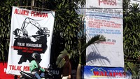 Kampung Lauser terdiri dari beberapa gang-gang yang hanya bisa dilintasi kendaraan bermotor. Total ada 90 kepala keluarga di sini. Bangunan rumah di sini juga tidak dari beton alias bangunan semipermanen.