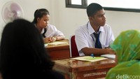 Dua pengawas ujian mengawasi jalannya UN tersebut. 