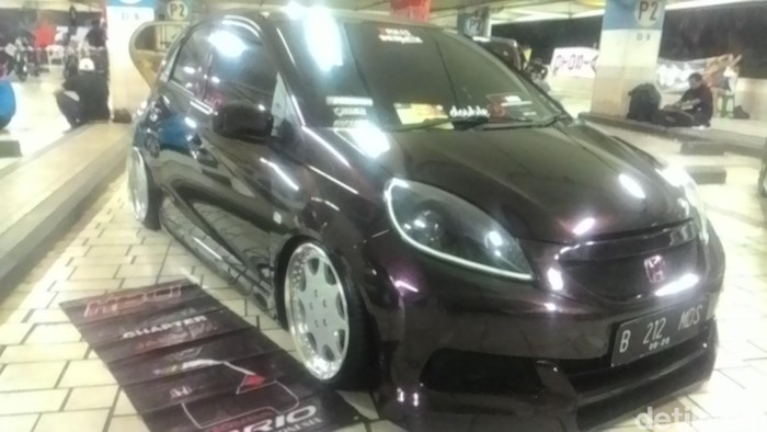 Honda Brio Berbalut Stiker Mirip Cat